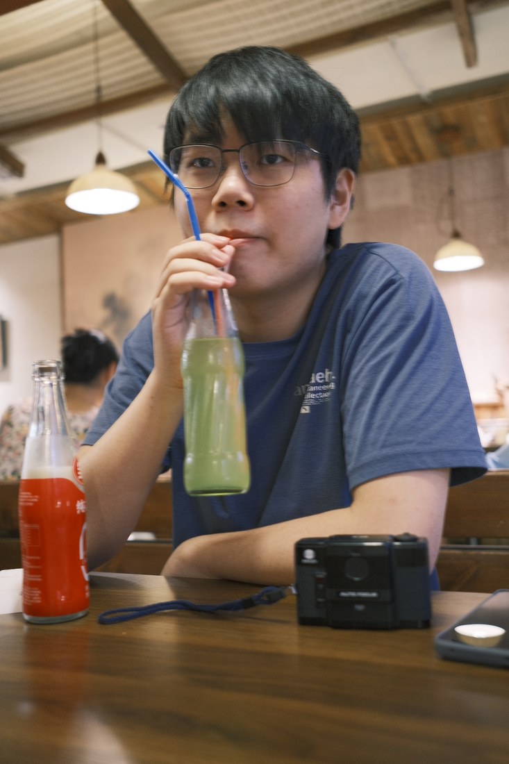 阳树森在桌边，Photo
